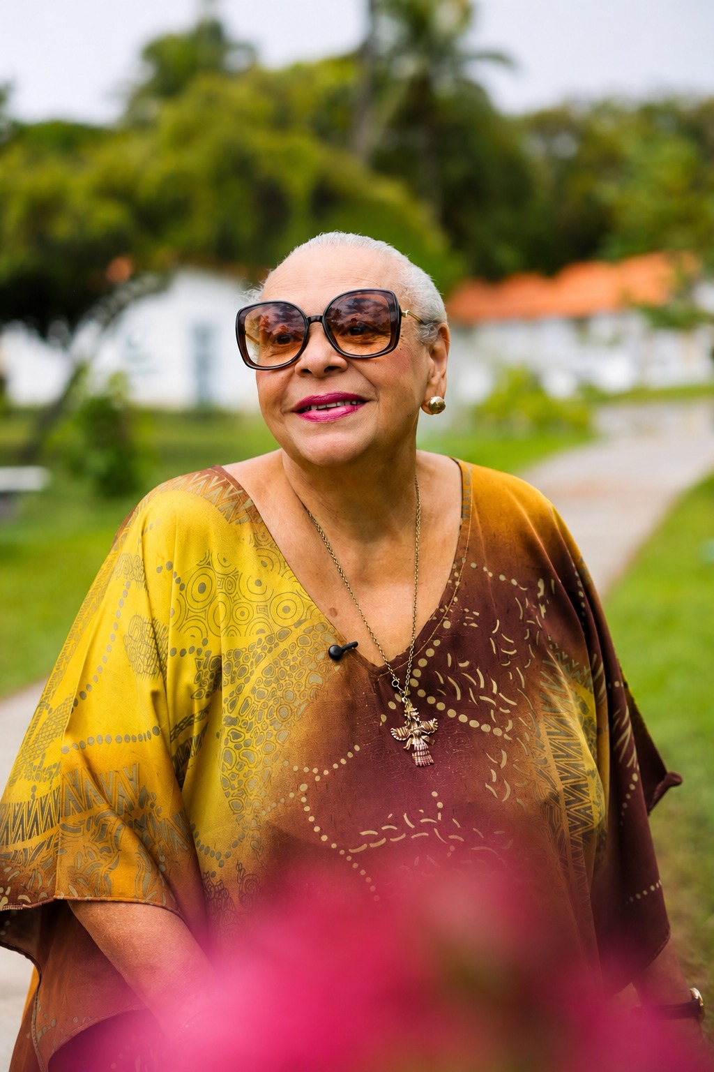 Mulher idosa sorrindo em atividade comunitária ao ar livre